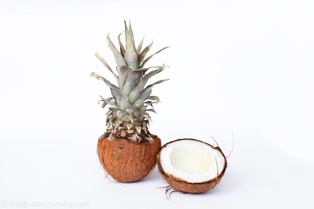 白色背景下的熱帶風(fēng)情 新鮮菠蘿與椰子的美食魅力